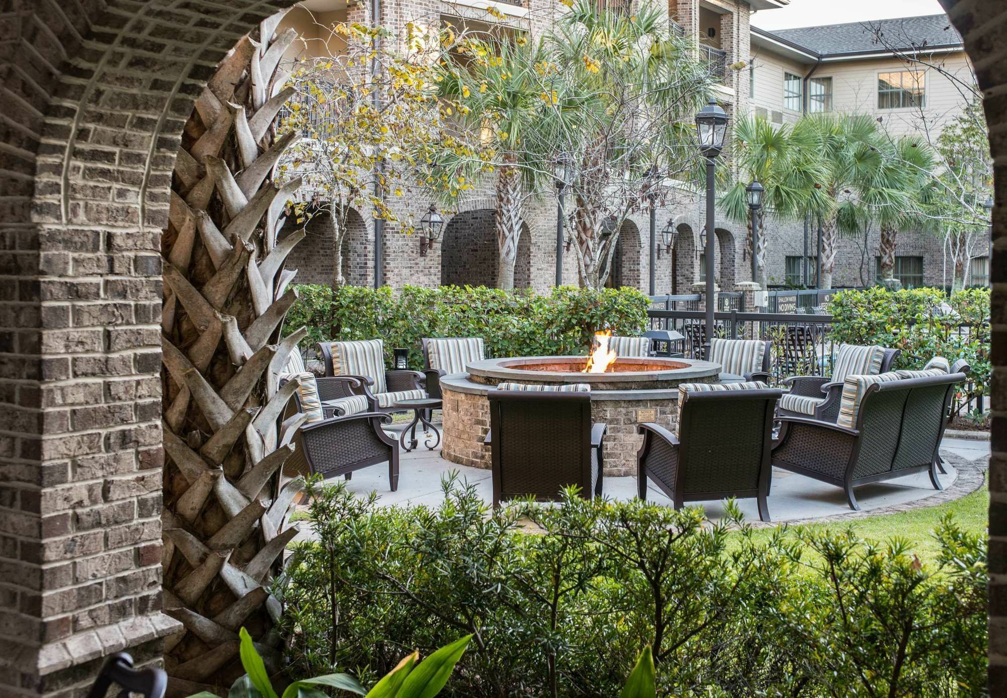 Courtyard Charleston Mount Pleasant Hotel Exterior photo